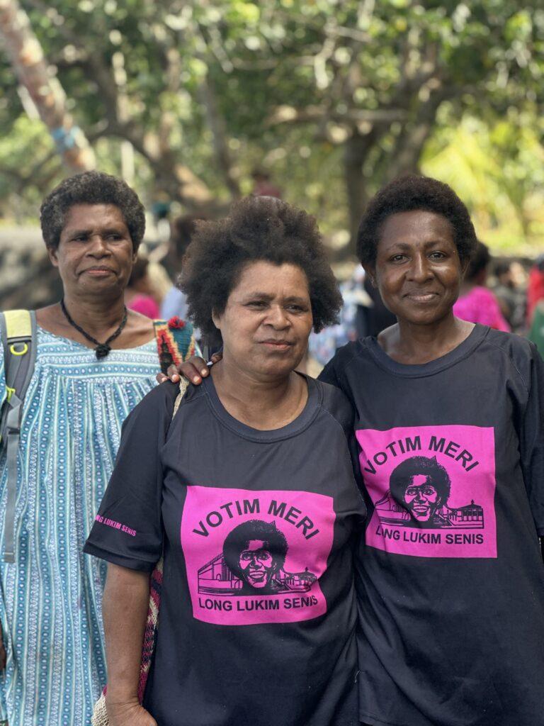 Women from Basamuk, Rai Coast